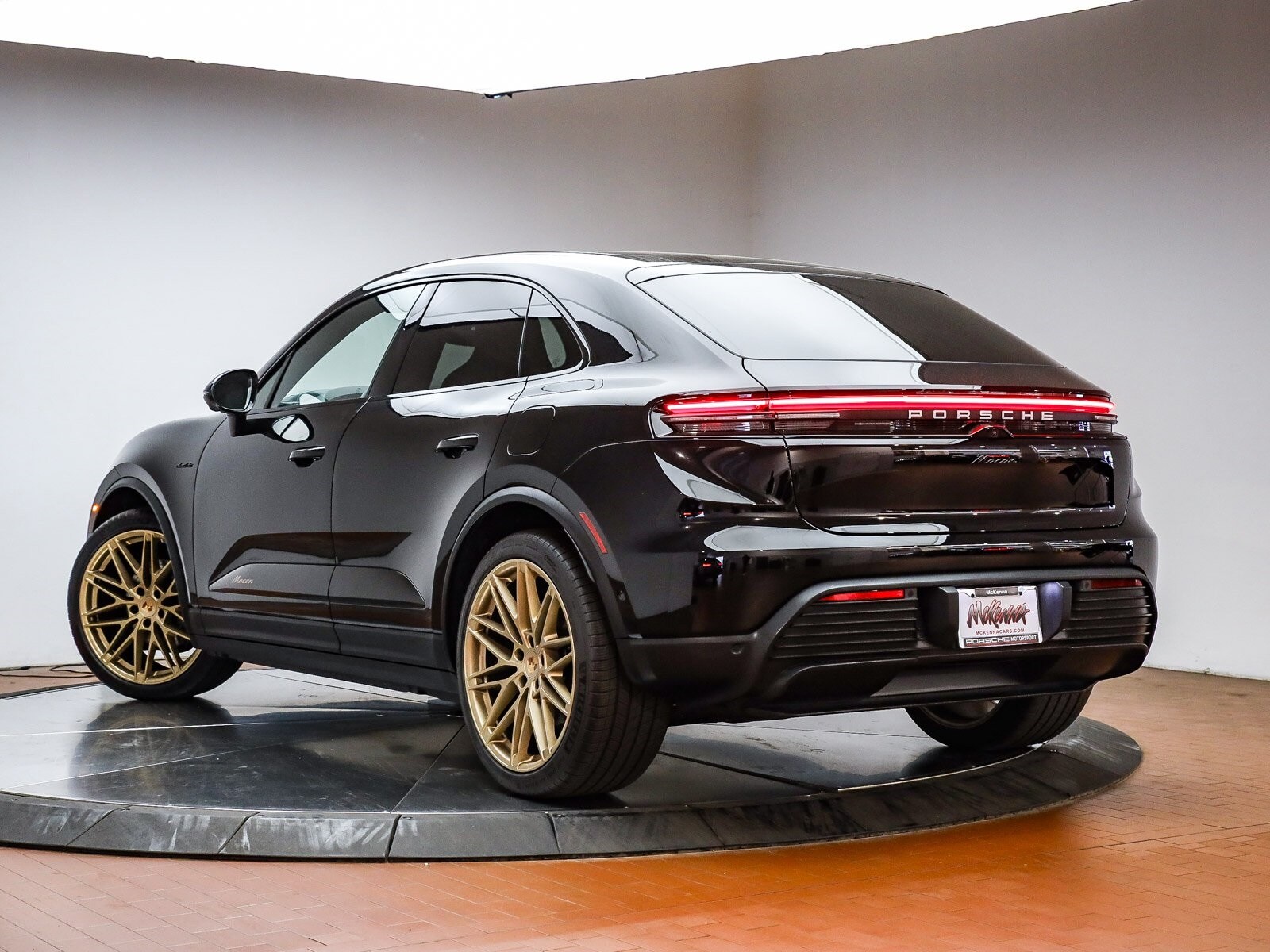 2025 Porsche Macan Electric photo 3