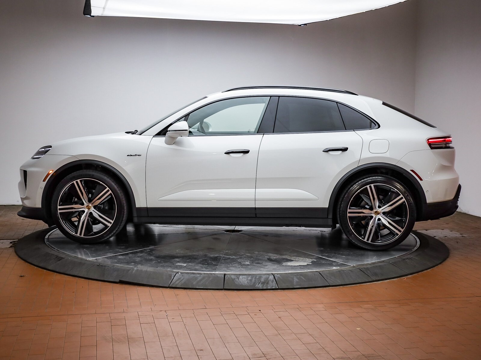 2025 Porsche Macan Electric photo 2