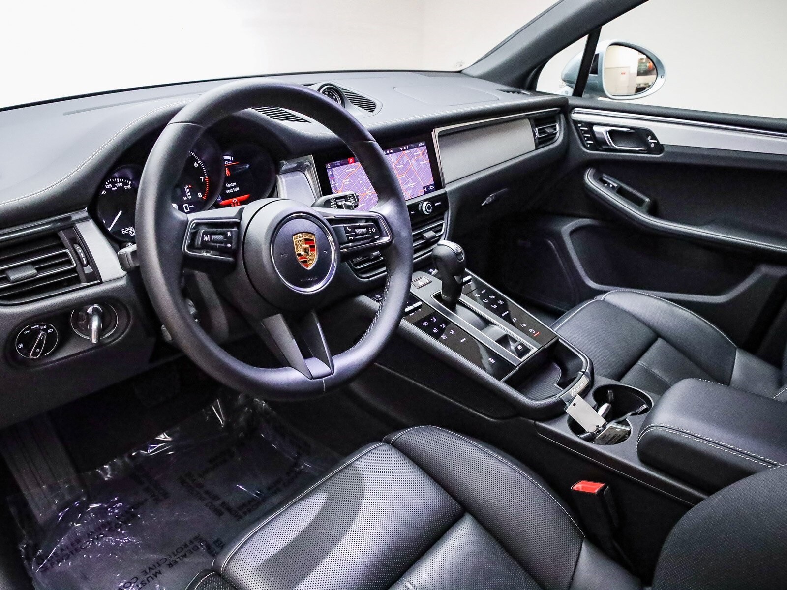 2025 Porsche Macan T photo 4