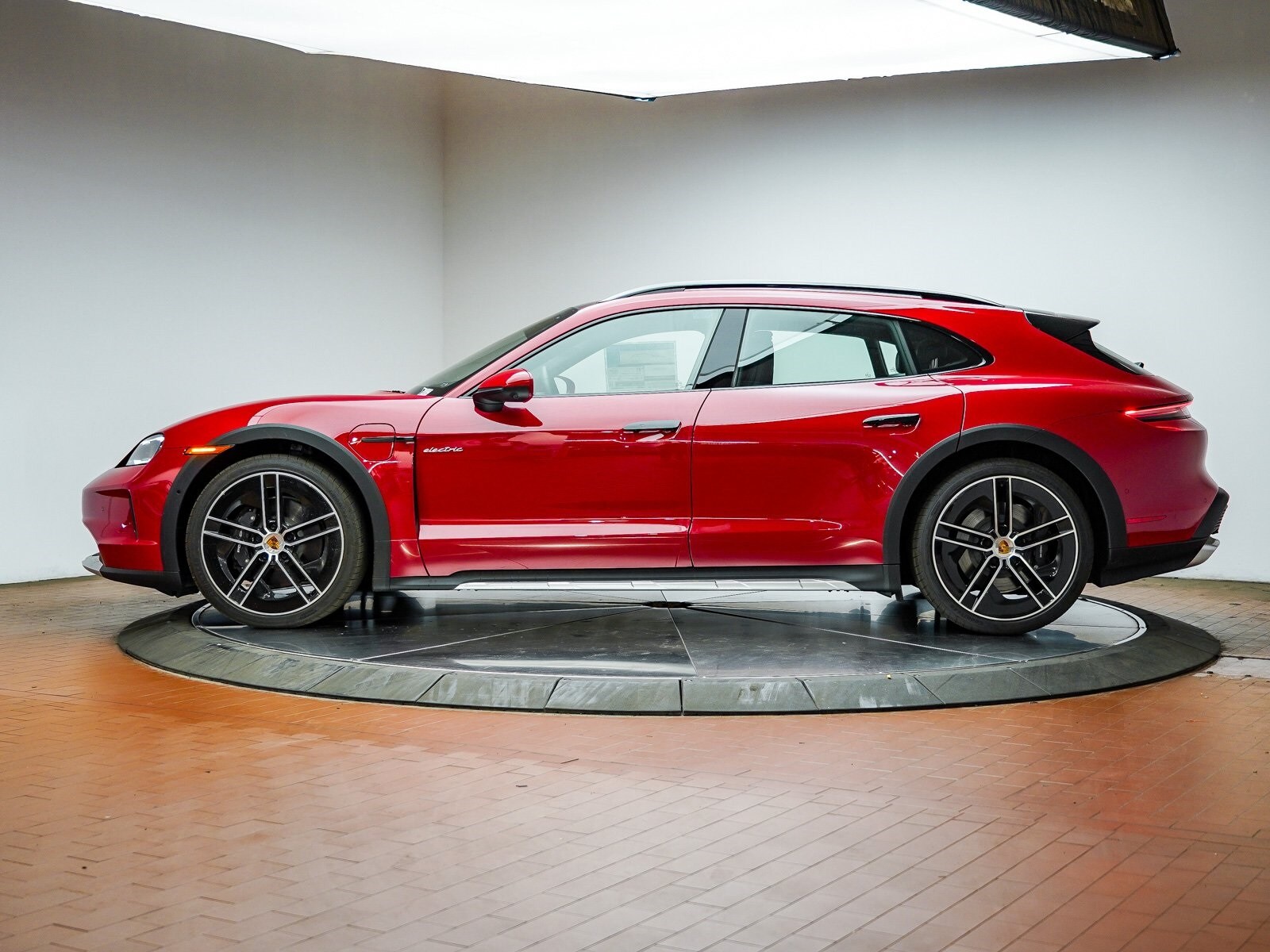 2025 Porsche Taycan Cross Turismo 4 photo 2