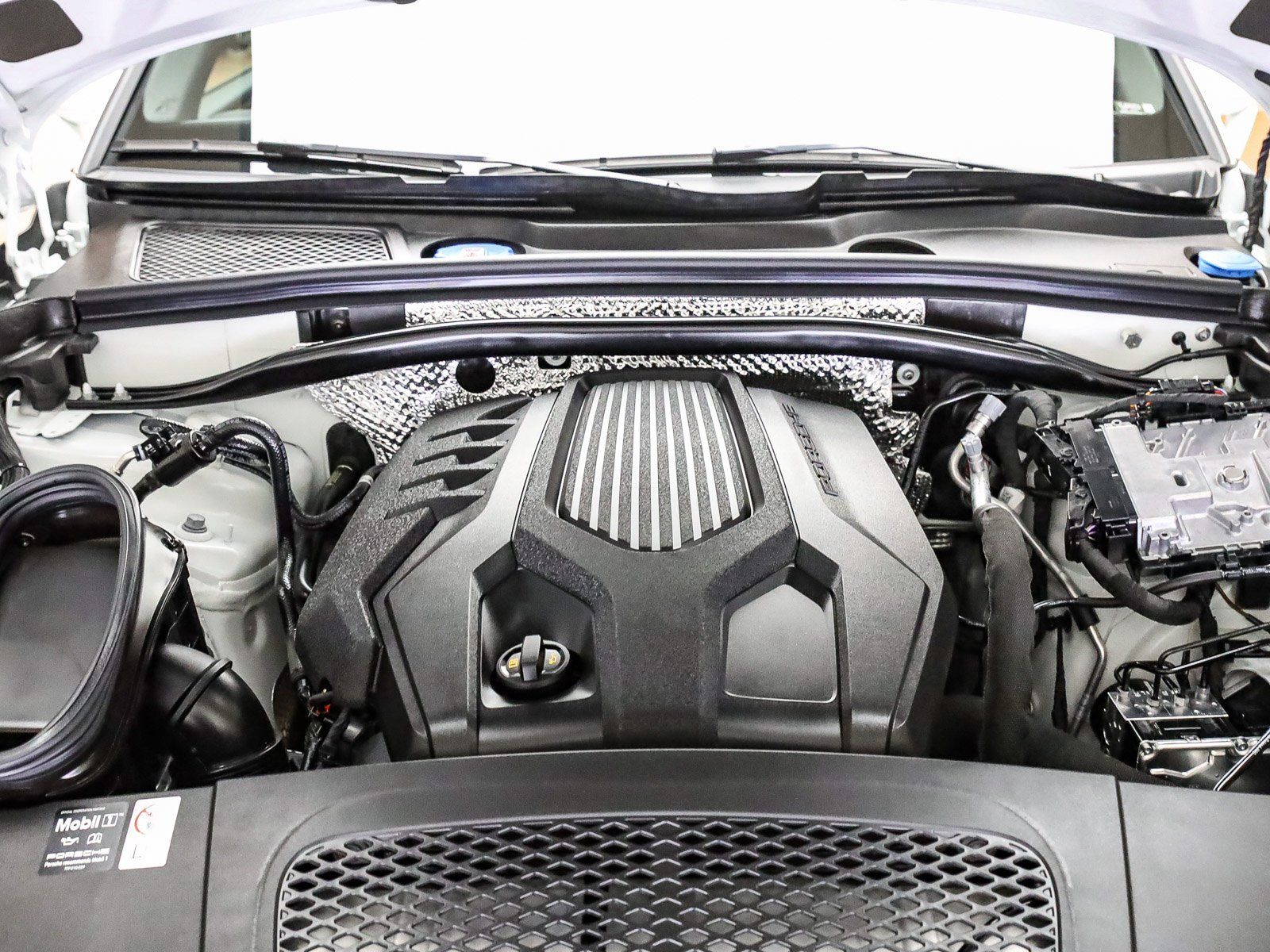 2025 Porsche Macan - Photo 32