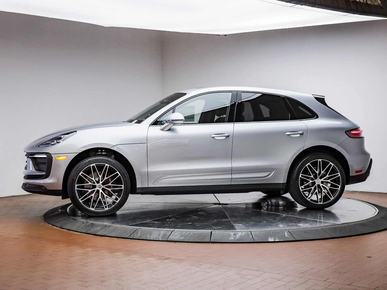 2025 Porsche Macan T photo 2