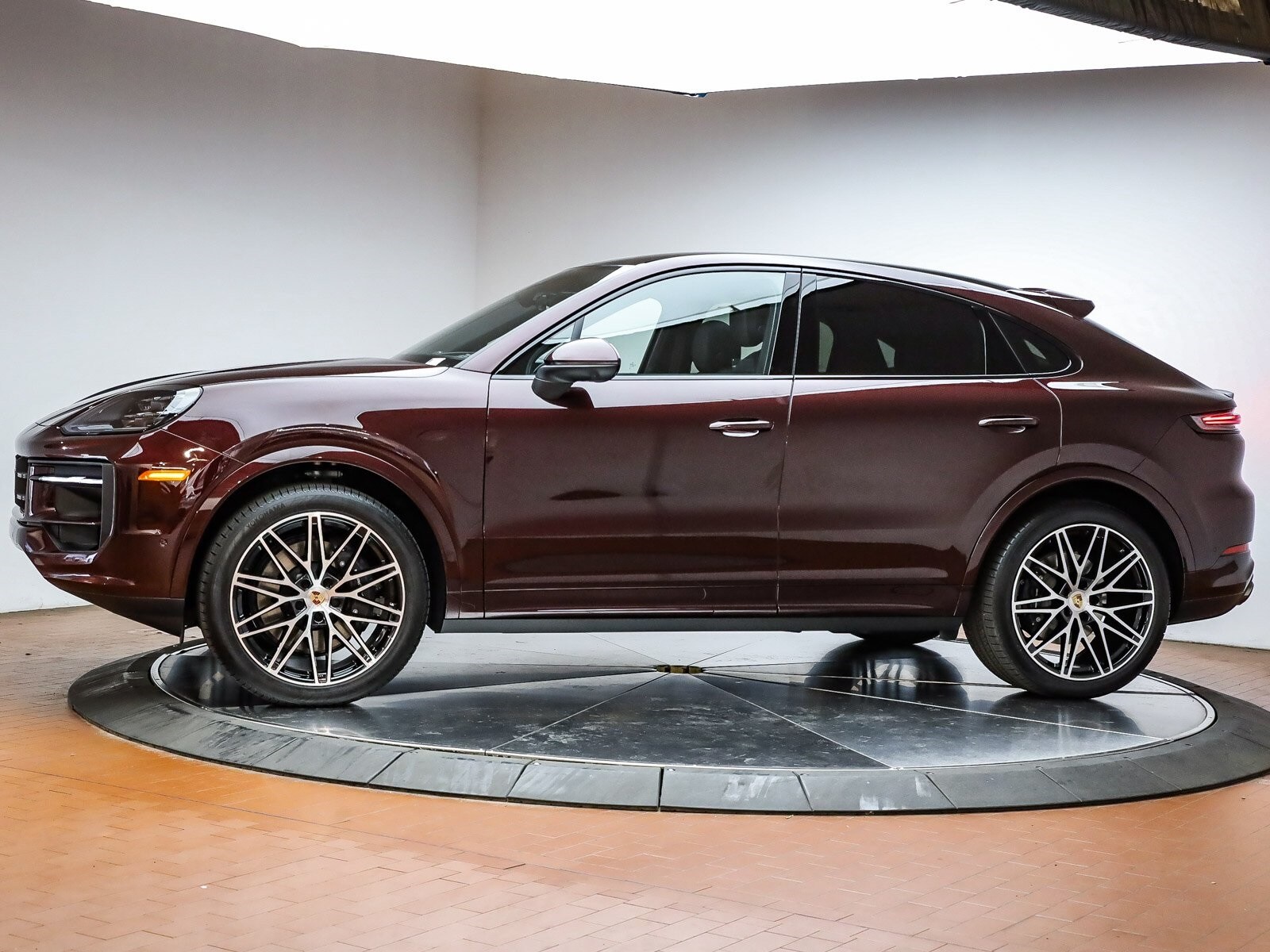 2025 Porsche Cayenne Coupe photo 2