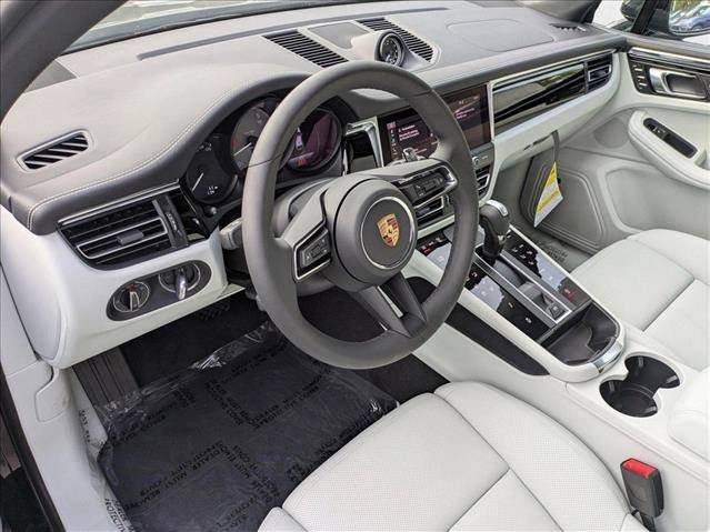 2025 Porsche Macan S photo 4