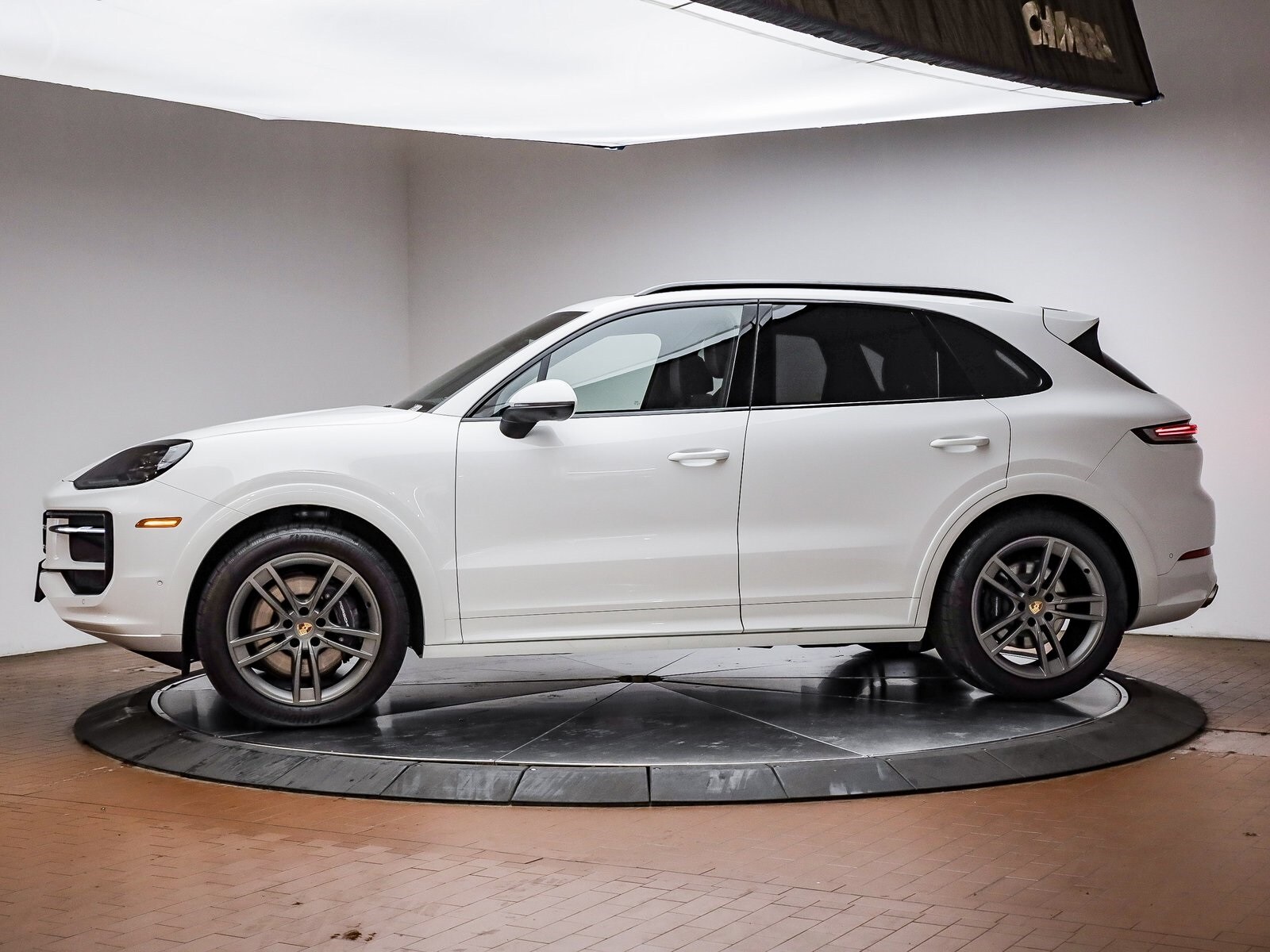 2025 Porsche Cayenne photo 2