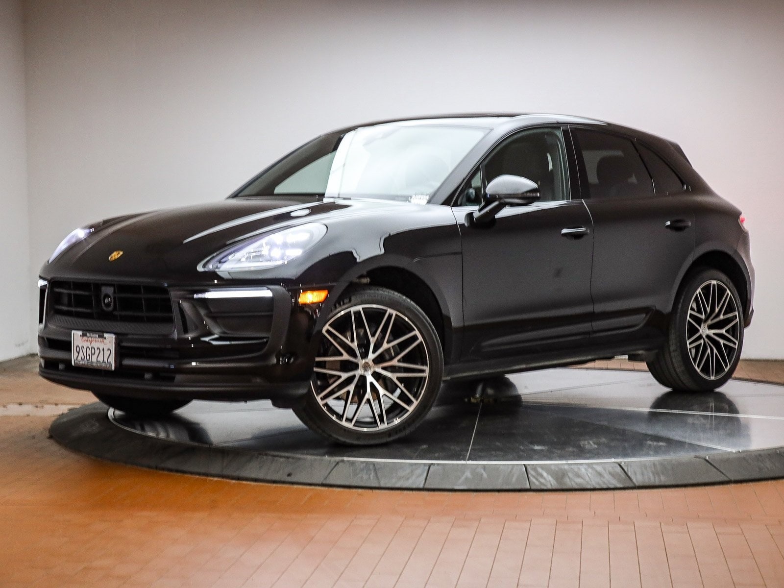 2025 Porsche Macan Base's photo