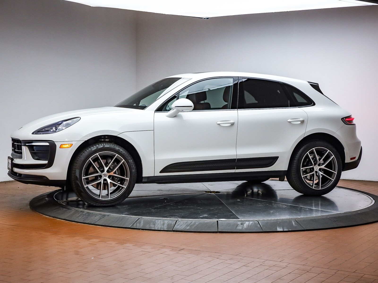 2023 Porsche Macan T photo 2