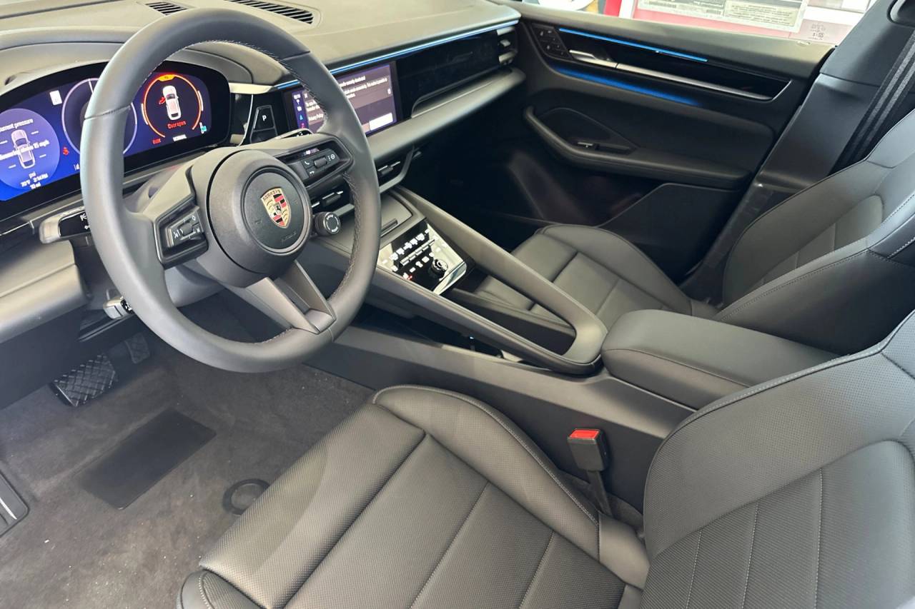 2025 Porsche Macan Electric photo 4