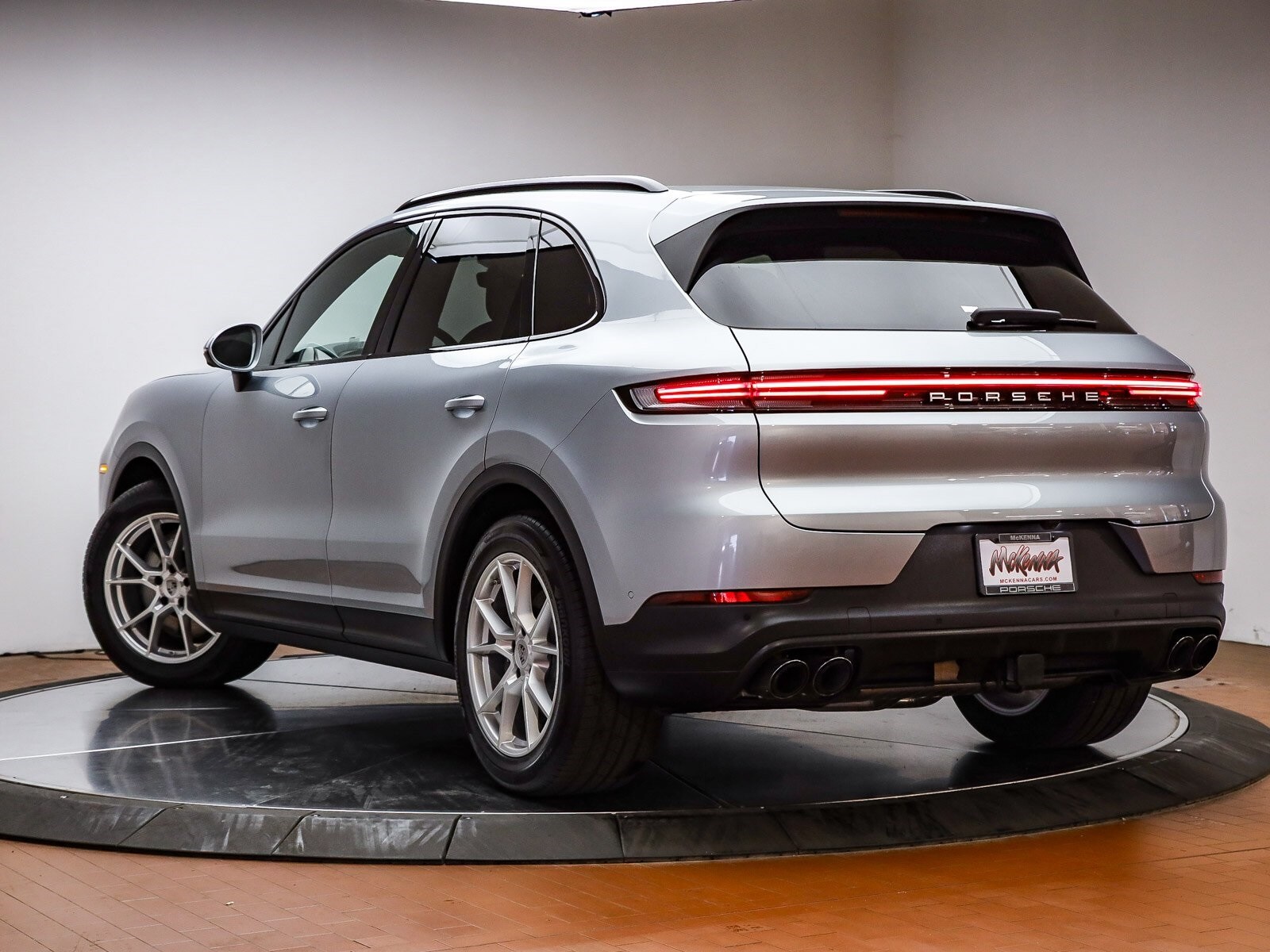 2025 Porsche Cayenne photo 3