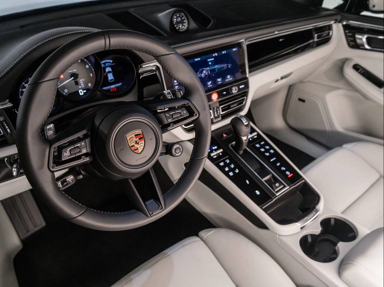 2025 Porsche Macan S photo 3