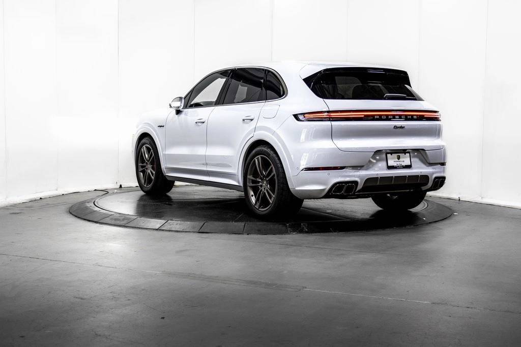 2025 Porsche Cayenne Turbo E-Hybrid photo 3