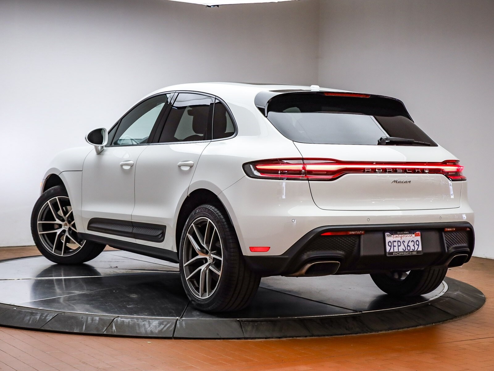 2023 Porsche Macan T photo 3