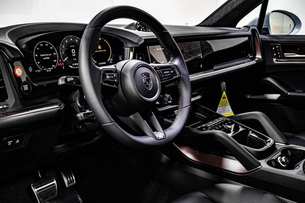 2025 Porsche Cayenne Turbo E-Hybrid photo 4
