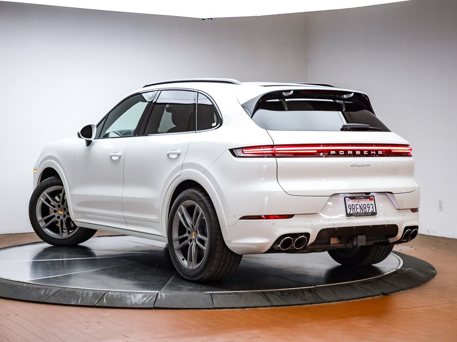 2025 Porsche Cayenne photo 2