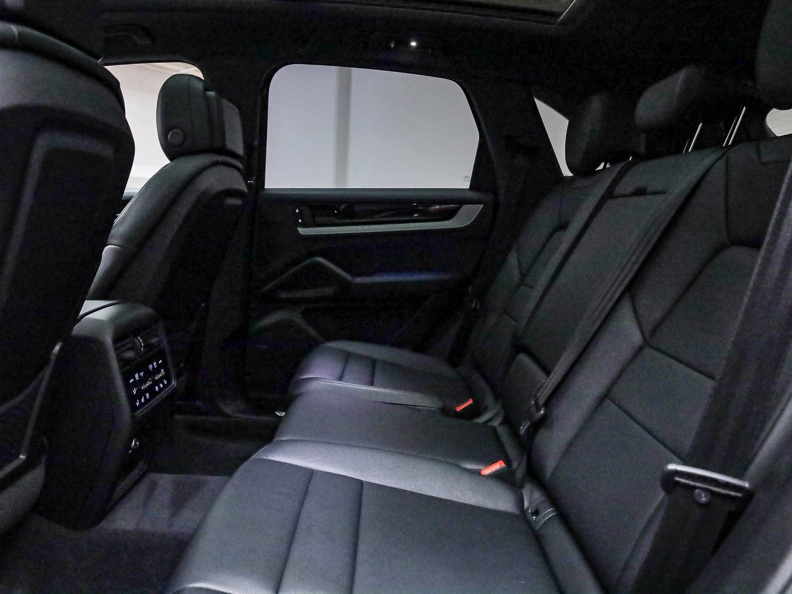 2025 Porsche Cayenne Base - Photo 23