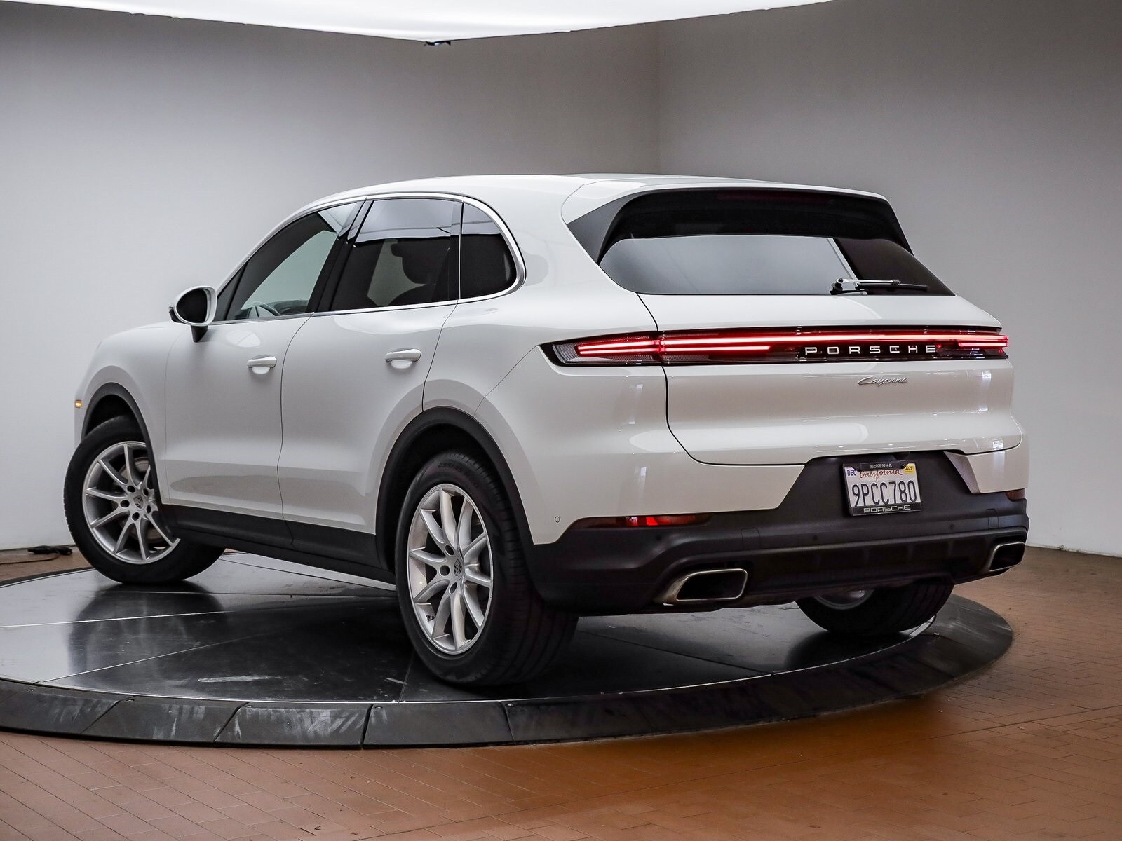 2025 Porsche Cayenne photo 3