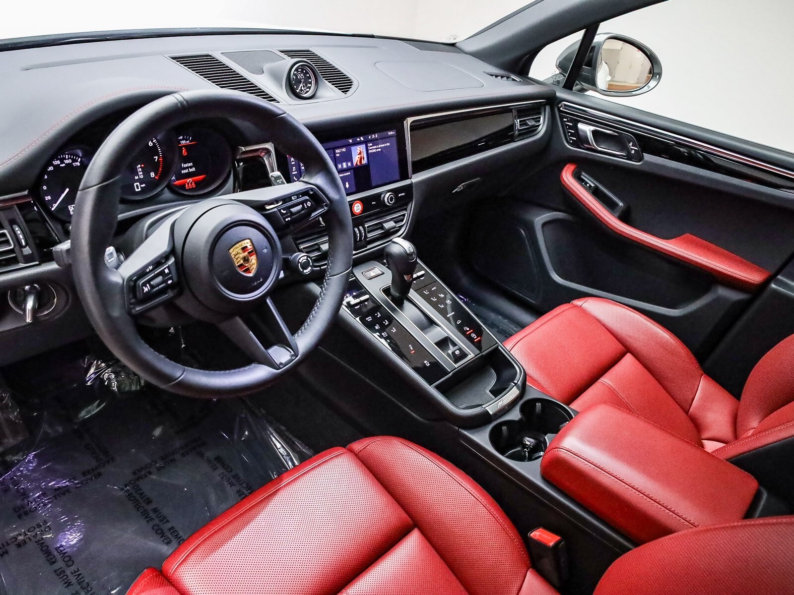 2025 Porsche Macan T photo 4