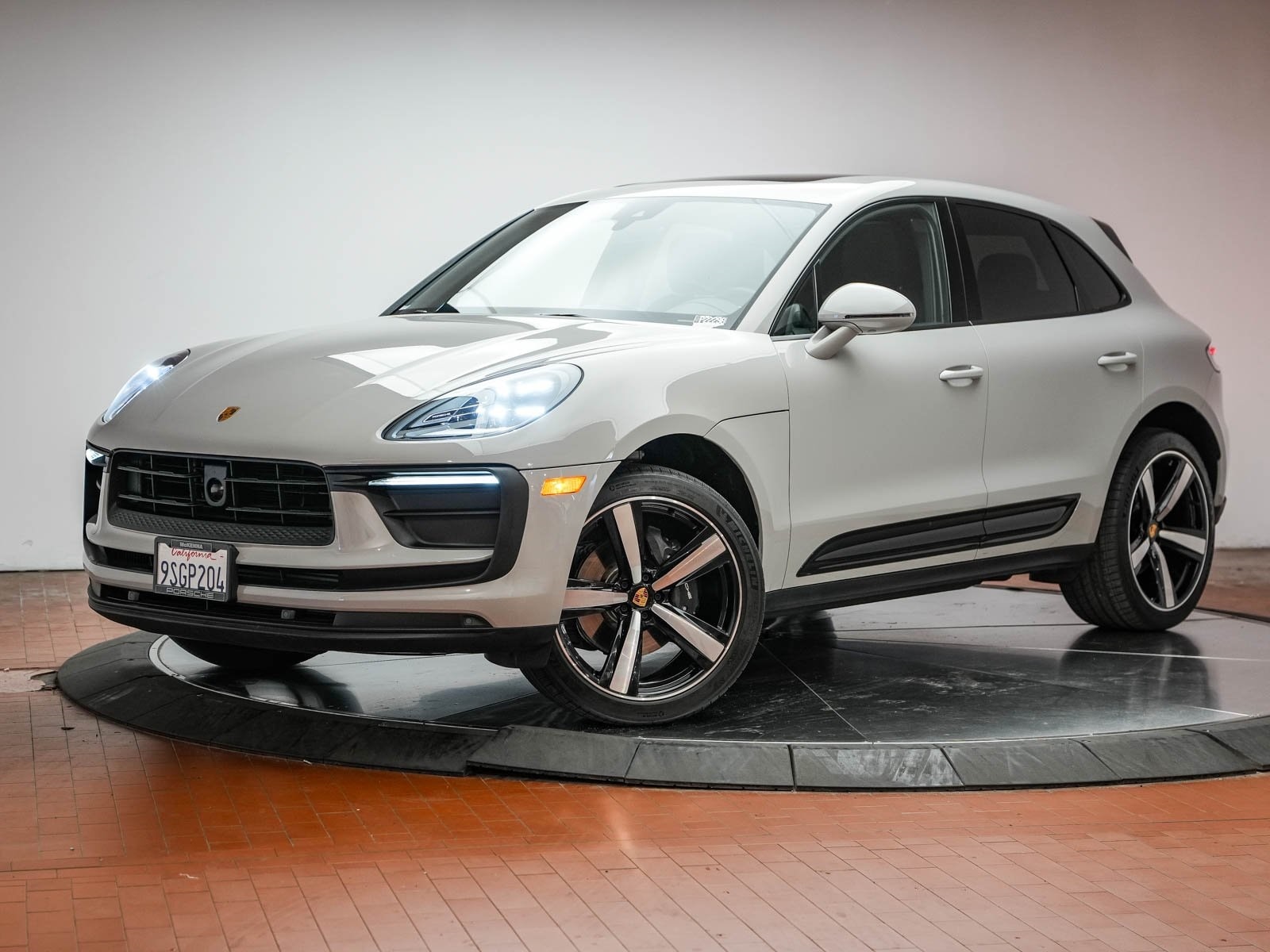 2025 Porsche Macan Standard's photo