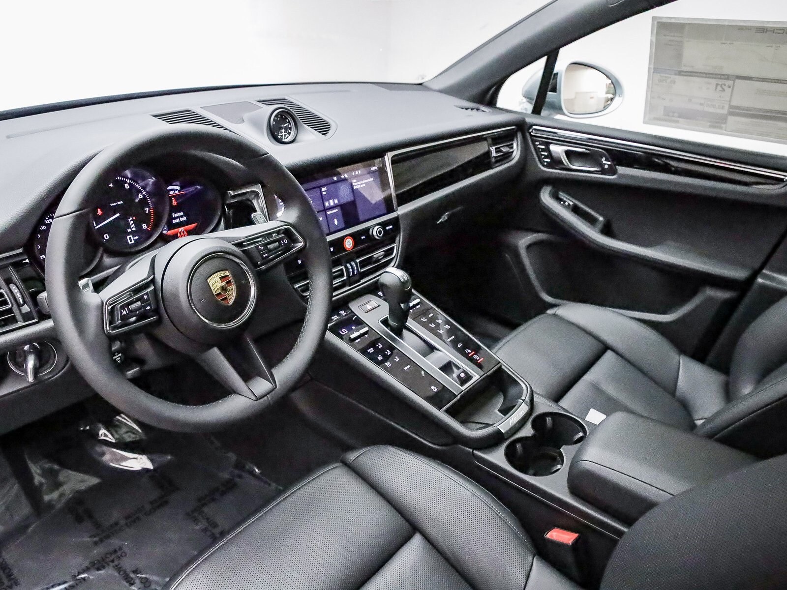 2025 Porsche Macan T photo 4