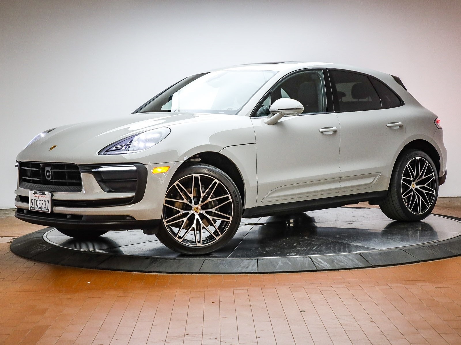 2025 Porsche Macan's photo
