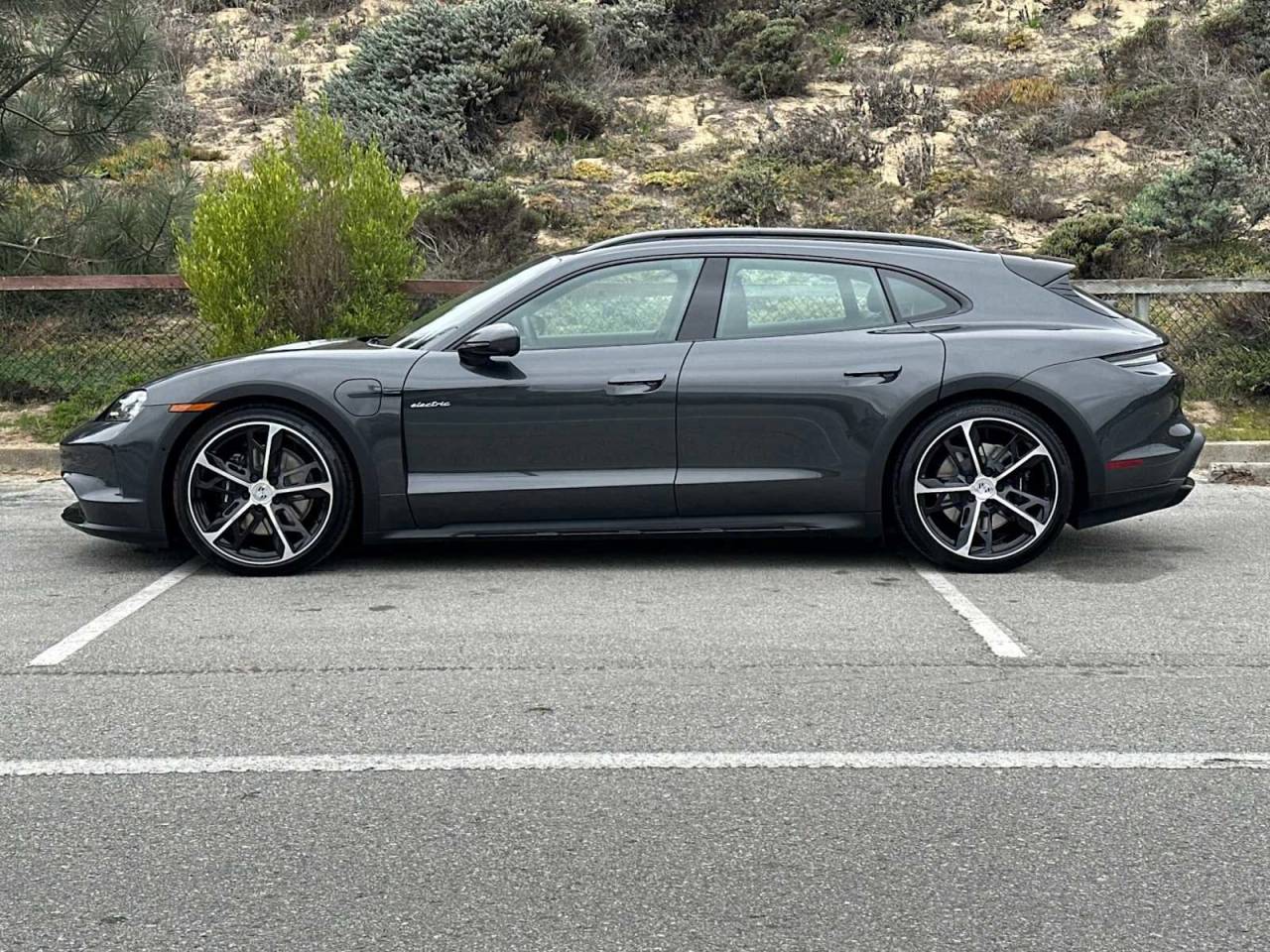 2025 Porsche Taycan 4S Cross Turismo photo 2