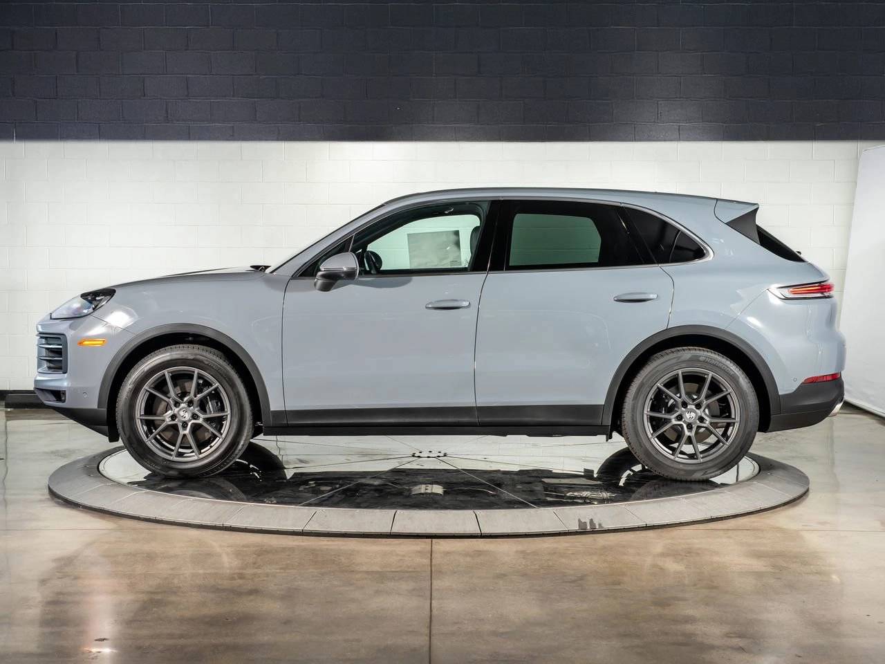2026 Porsche Cayenne Base photo 2