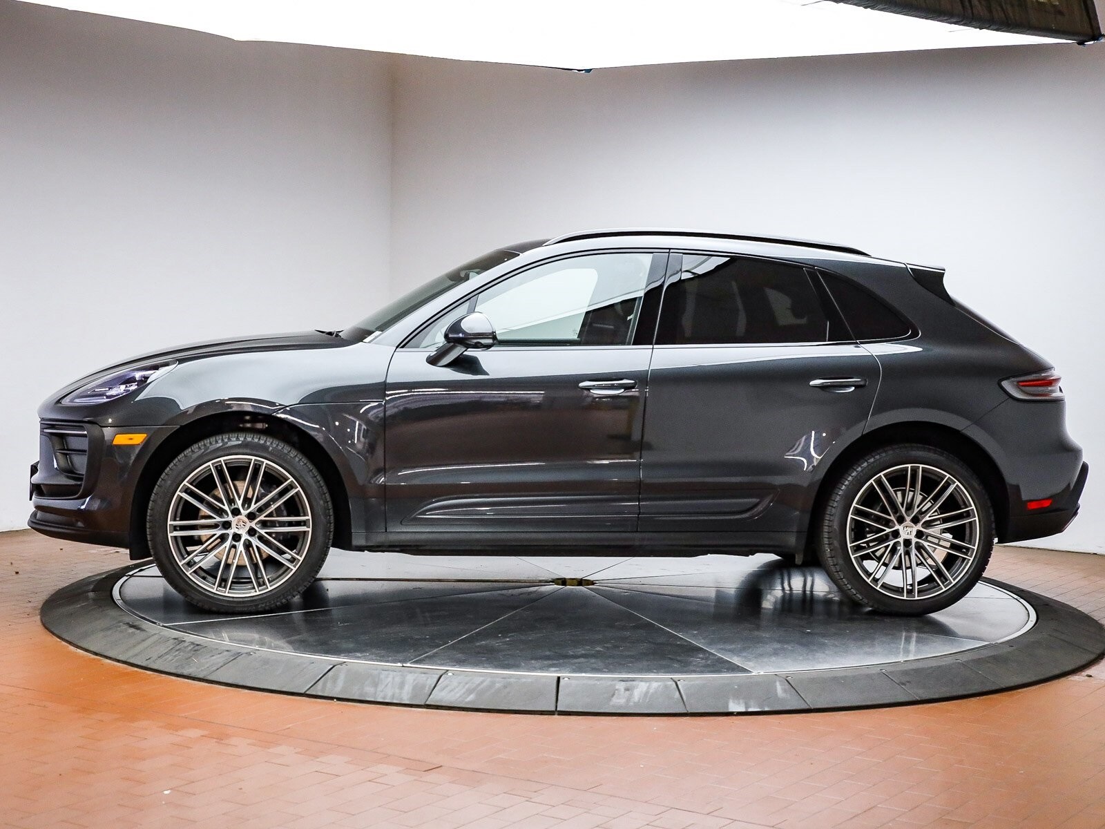 2025 Porsche Macan T photo 2