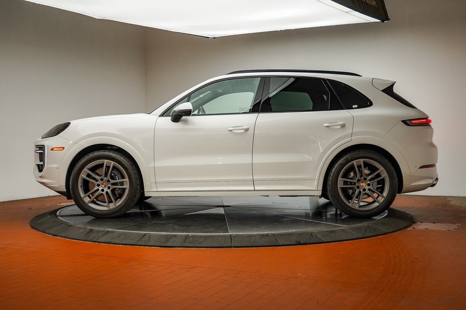2025 Porsche Cayenne photo 2
