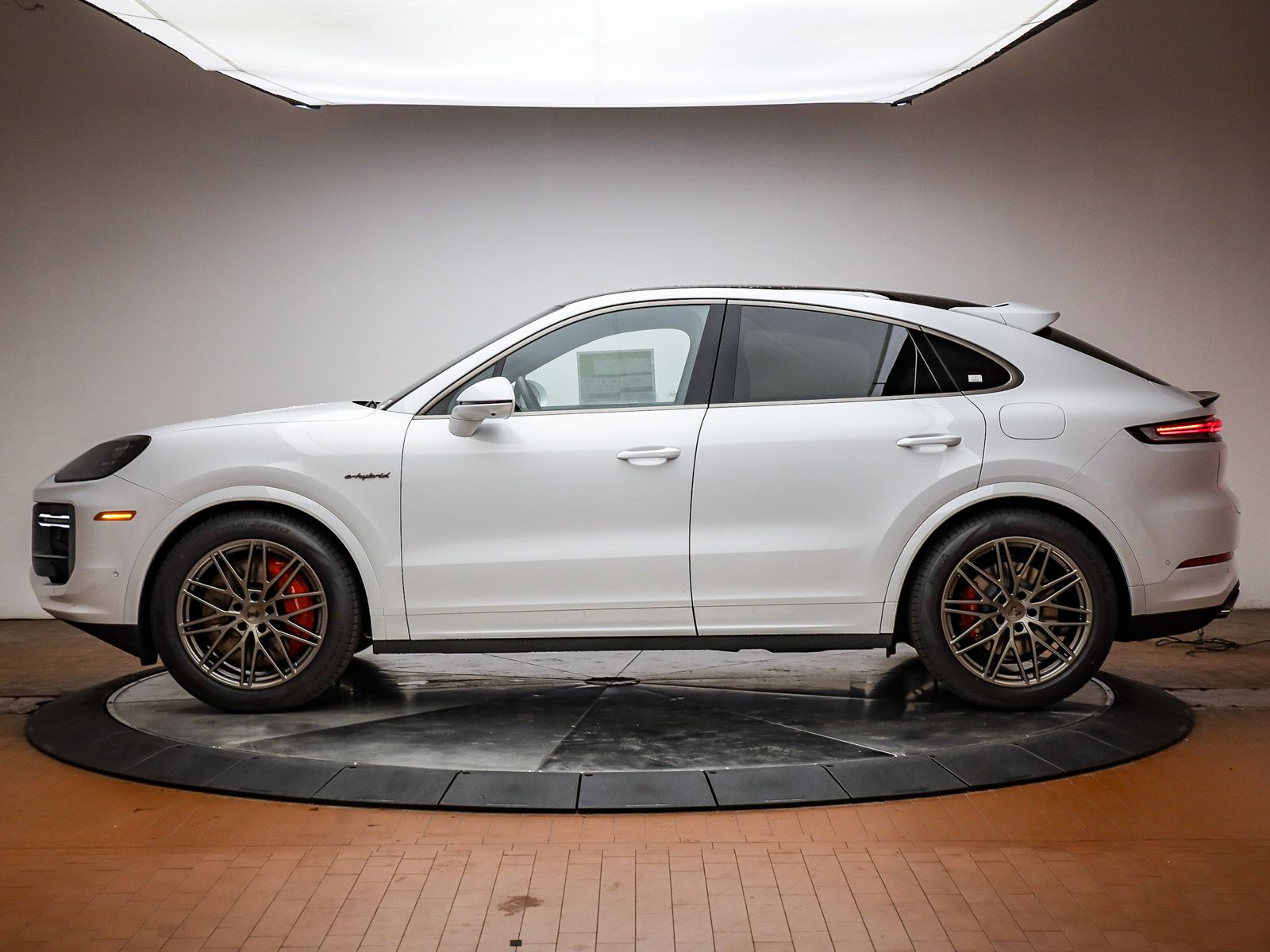 2026 Porsche Cayenne Coup Turbo E-Hybrid - Photo 2