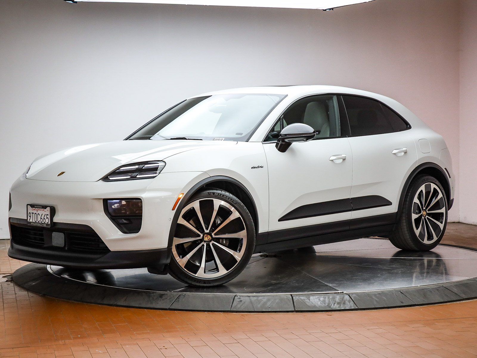 2025 Porsche Macan Base