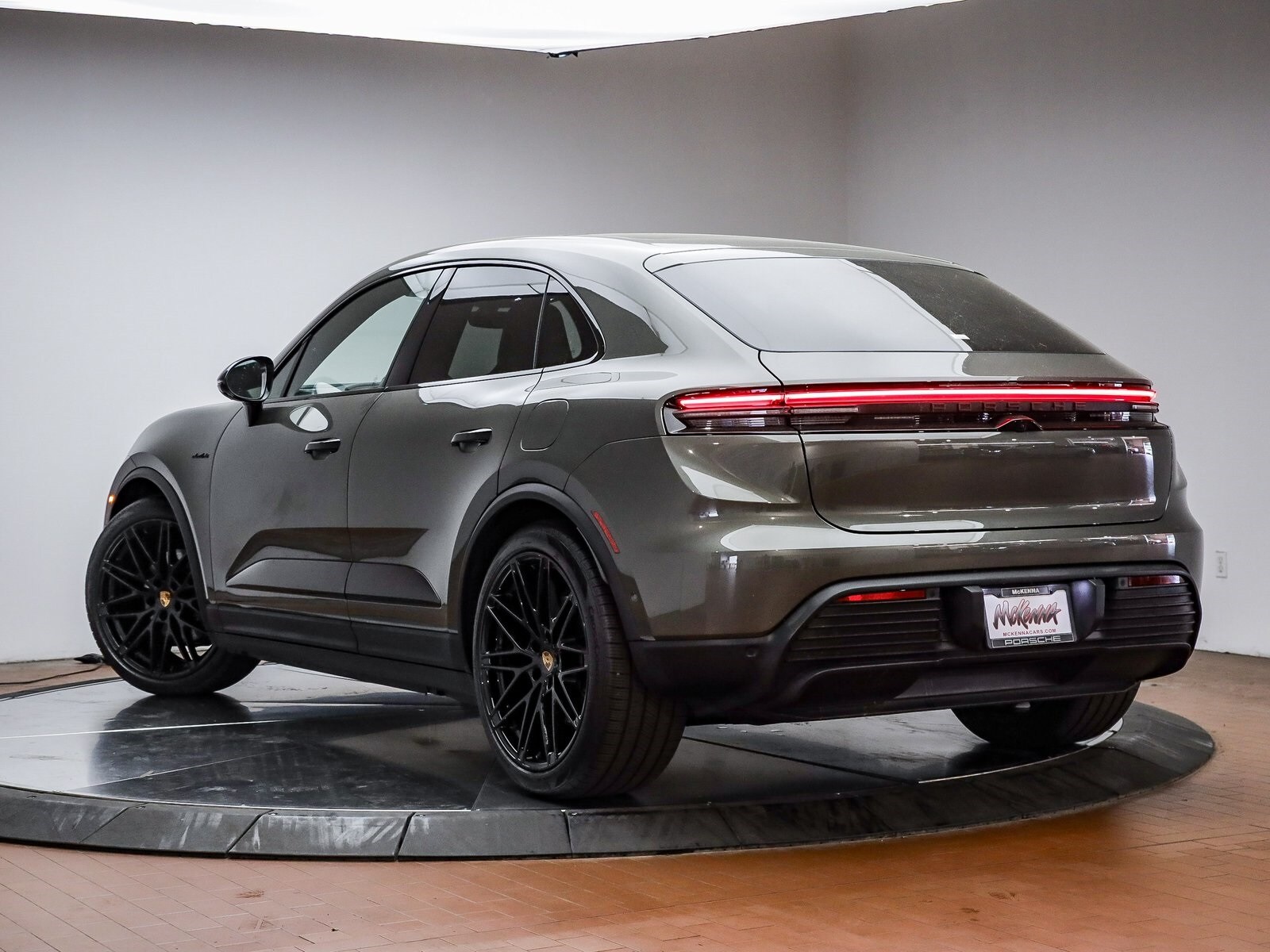 2025 Porsche Macan Electric 4 photo 3