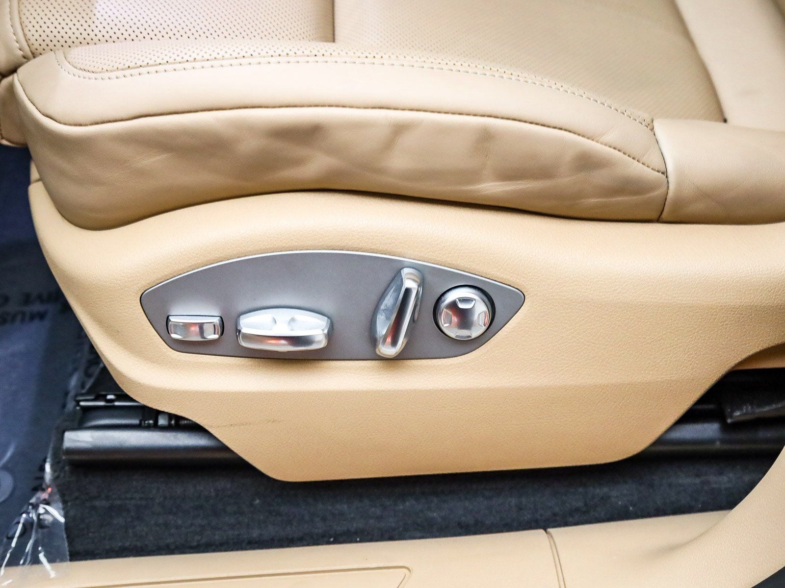 2025 Porsche Macan - Photo 25