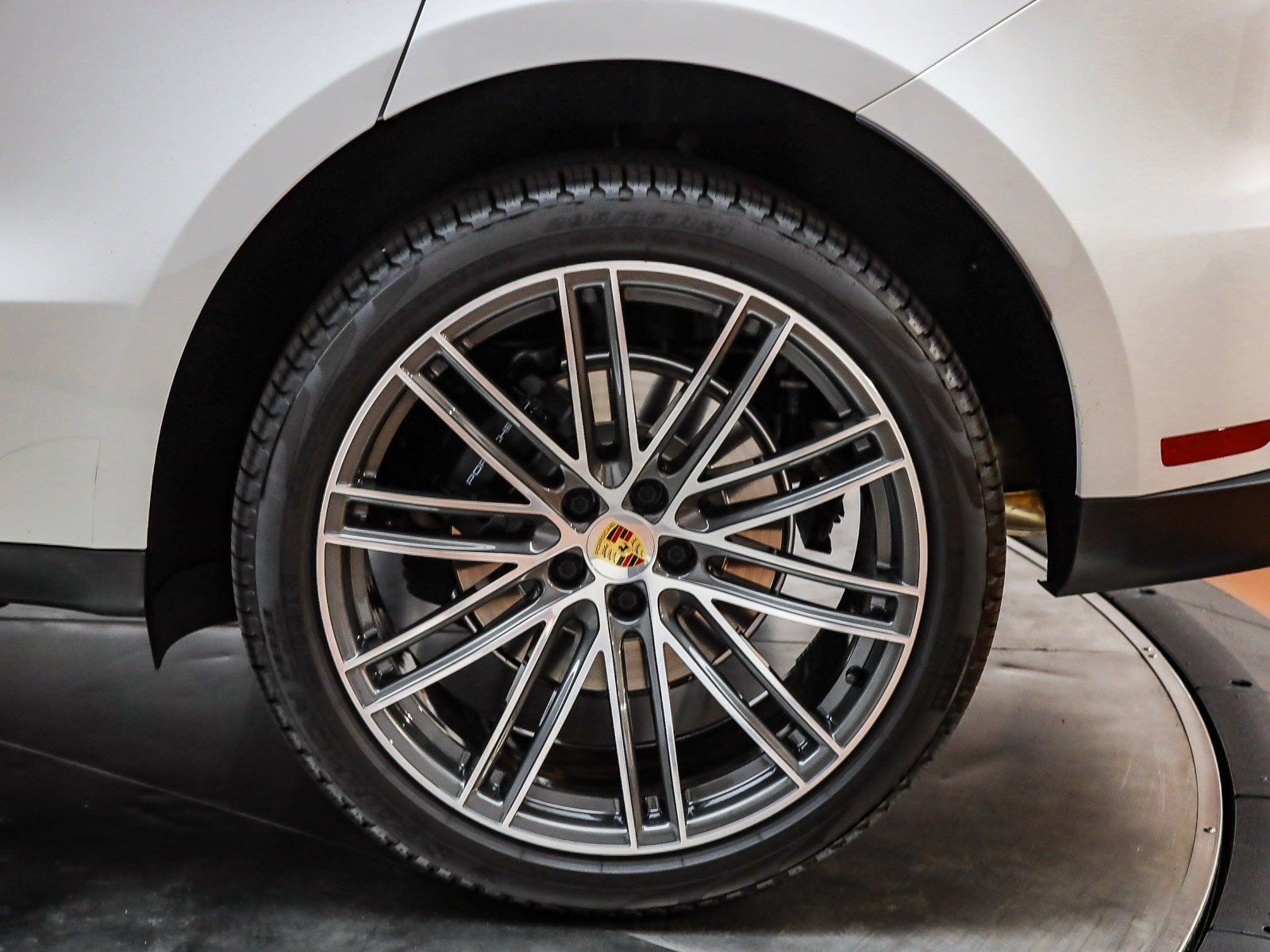 2025 Porsche Macan - Photo 13