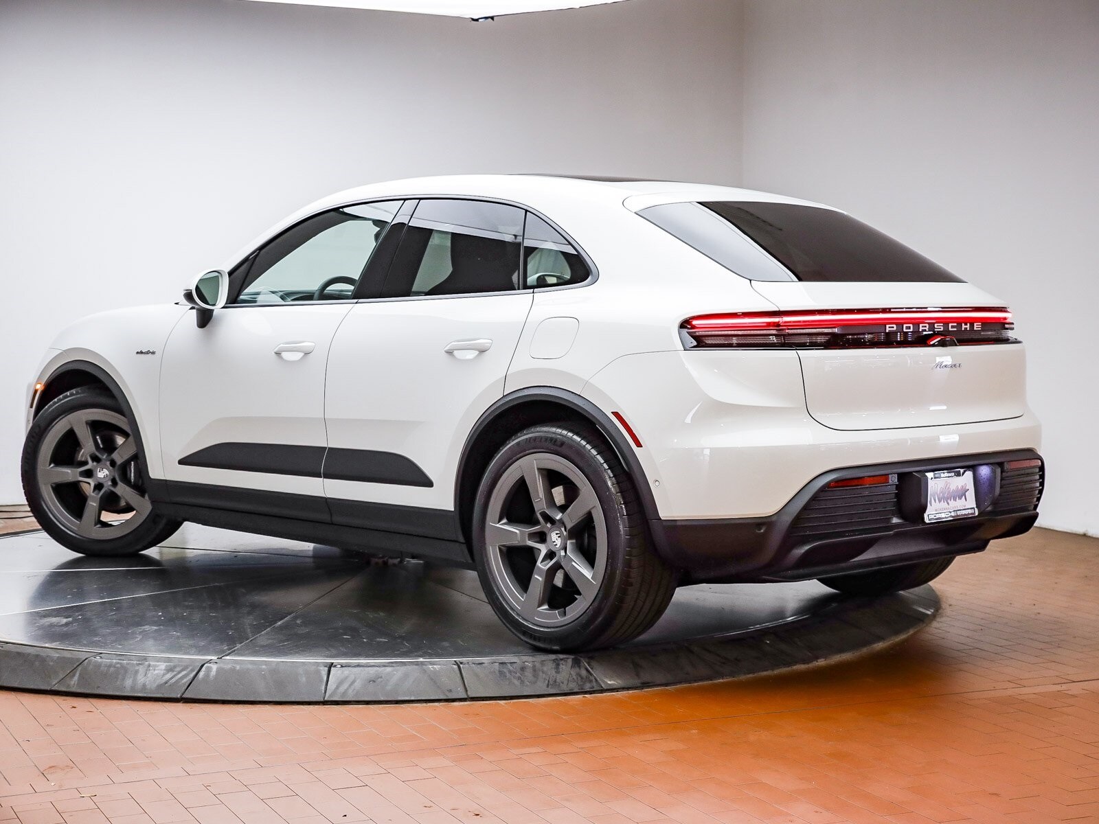 2025 Porsche Macan Electric photo 3