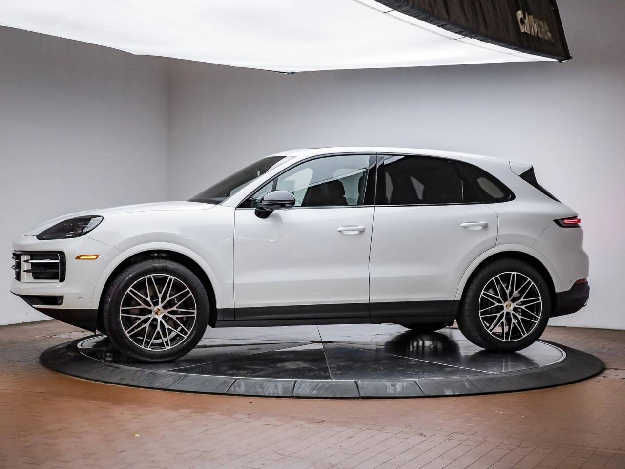 2025 Porsche Cayenne photo 2