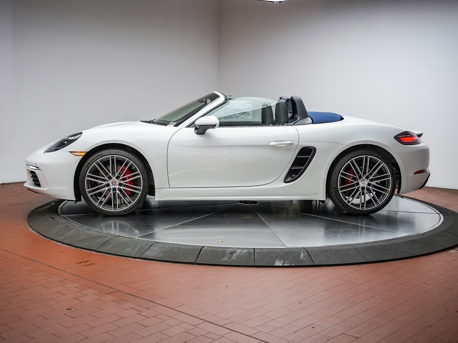 2025 Porsche Boxster S photo 2