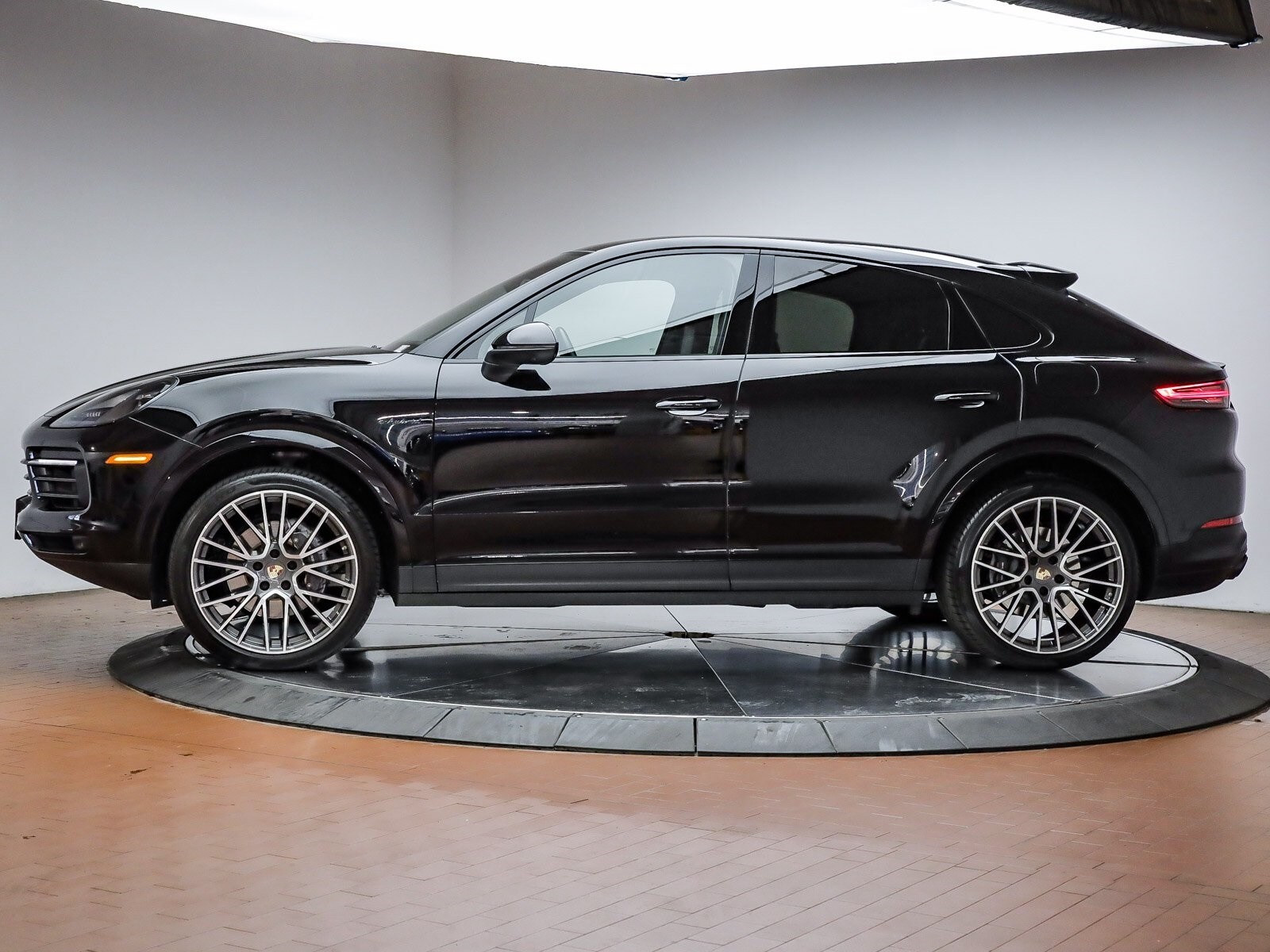 2023 Porsche Cayenne E-Hybrid Coupe Platinum Edition photo 2