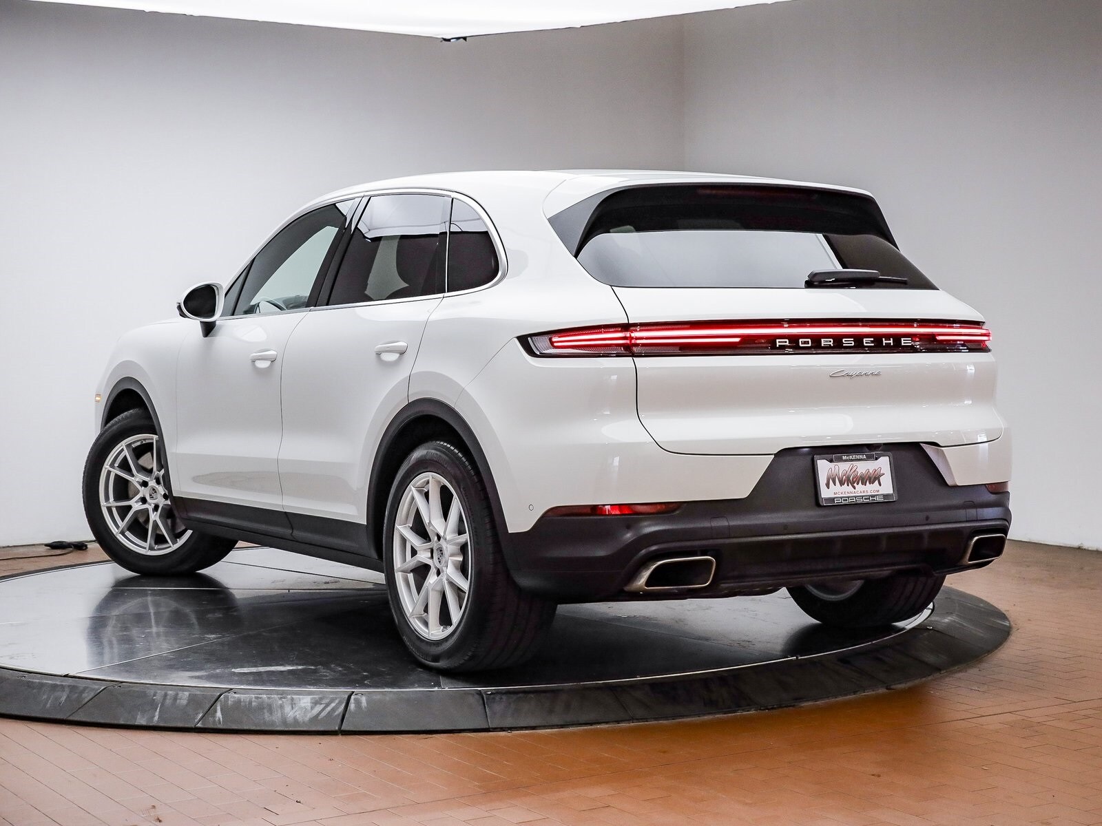 2025 Porsche Cayenne photo 3