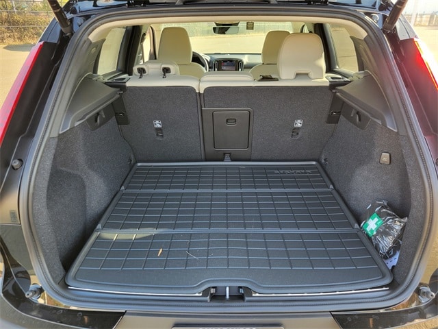 2025 Volvo XC40 B5 Plus Bright Theme photo 6