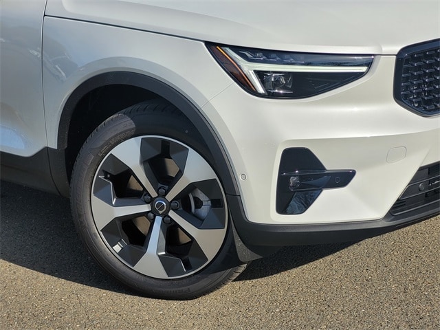 2025 Volvo XC40 B5 Plus Dark Theme photo 5