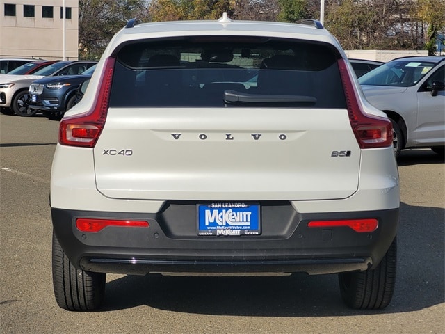 2025 Volvo XC40 B5 Plus Dark Theme photo 4