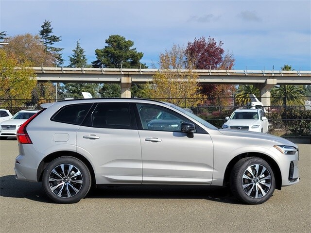 2025 Volvo XC60 B5 Core photo 4
