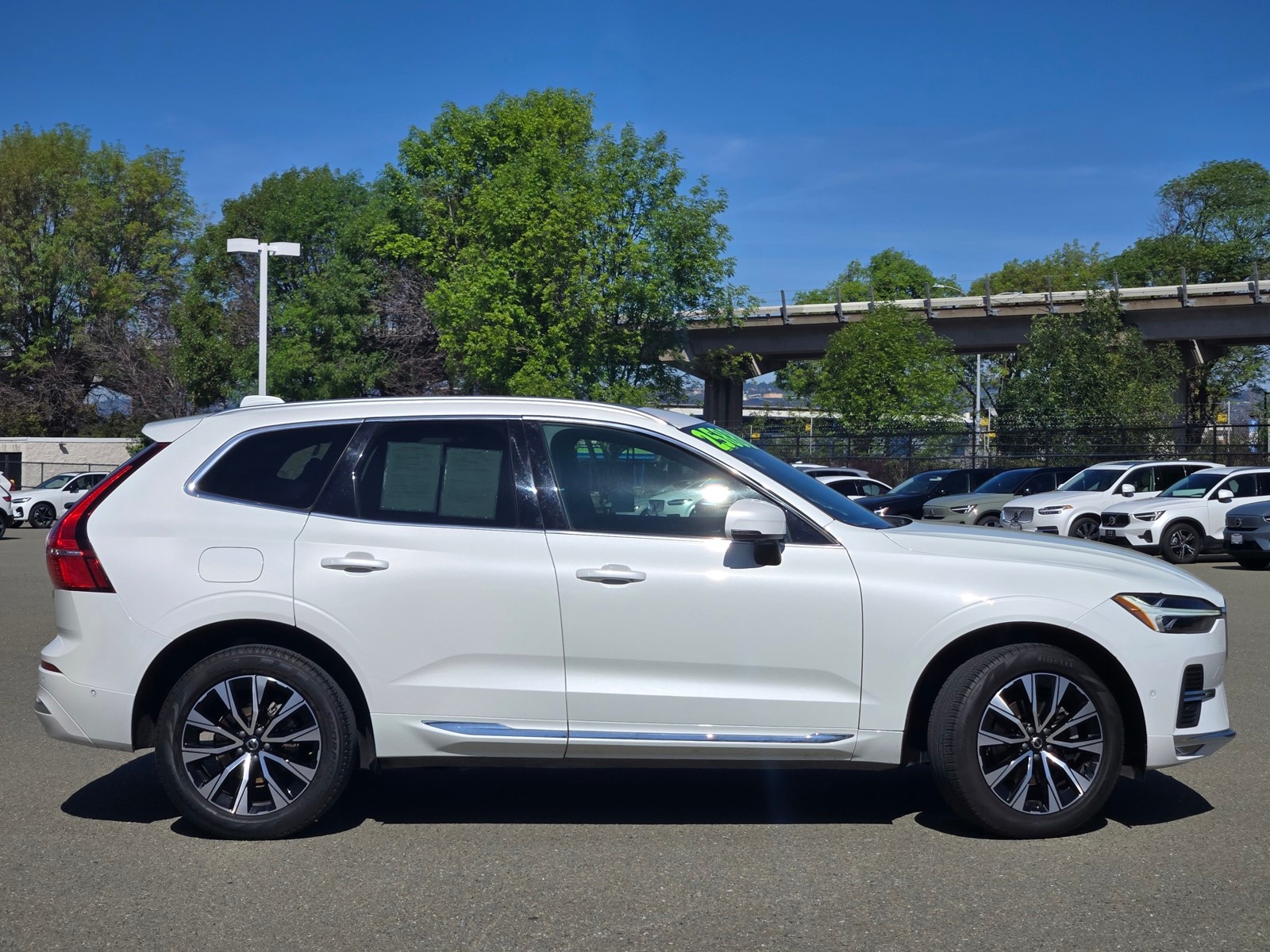 2023 Volvo XC60 B5 AWD Plus Bright photo 2