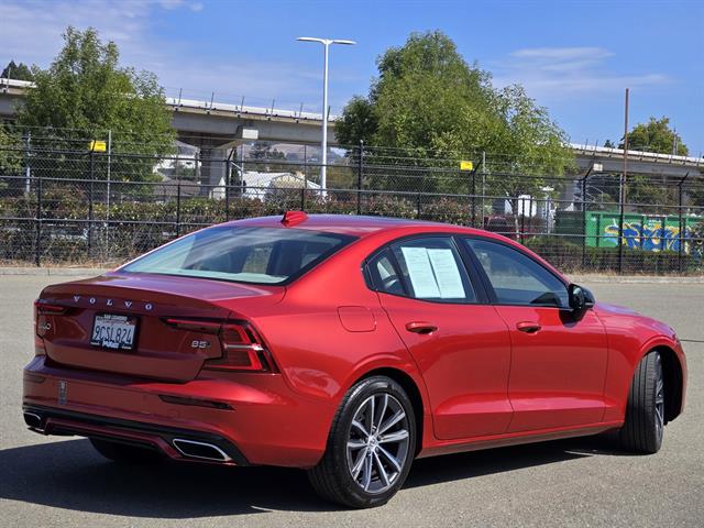 2022 Volvo S60 Inscription R-Design Expression T8 Momentum B5 photo 4