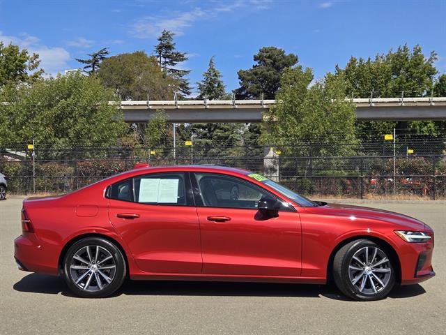 2022 Volvo S60 Inscription R-Design Expression T8 Momentum B5 photo 3