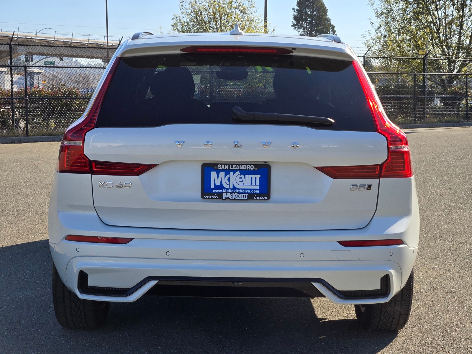 2022 Volvo XC60 B5 R-Design photo 3