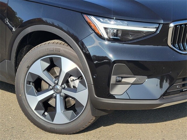 2025 Volvo XC40 Plus photo 2