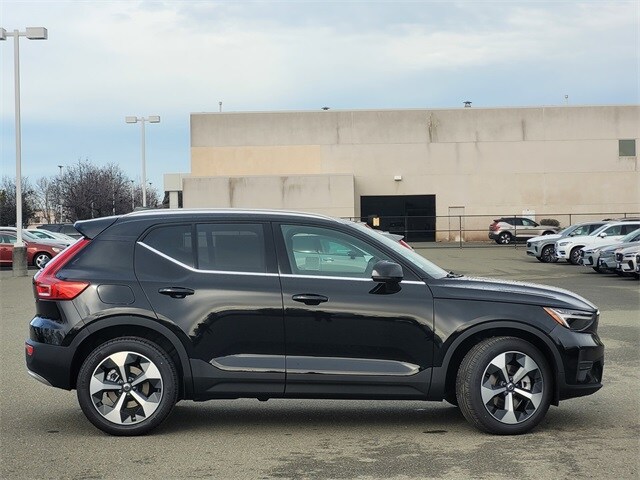 2025 Volvo XC40 Core photo 3