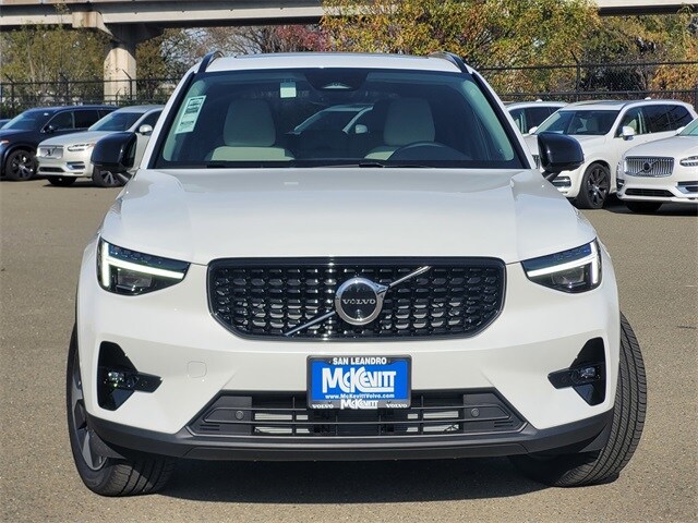 2025 Volvo XC40 Plus photo 2
