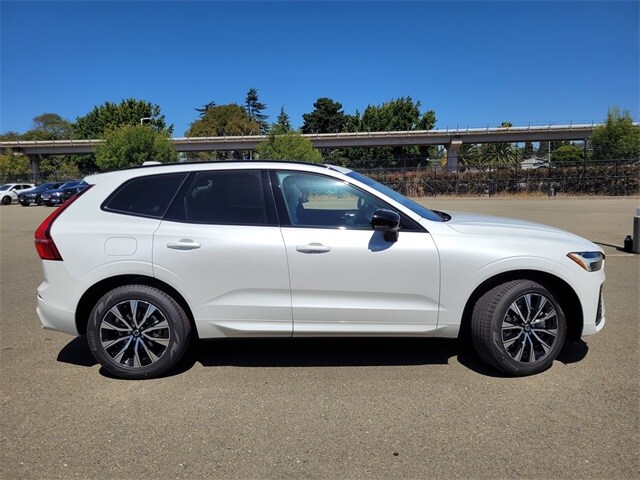 2025 Volvo XC60 B5 Core photo 4